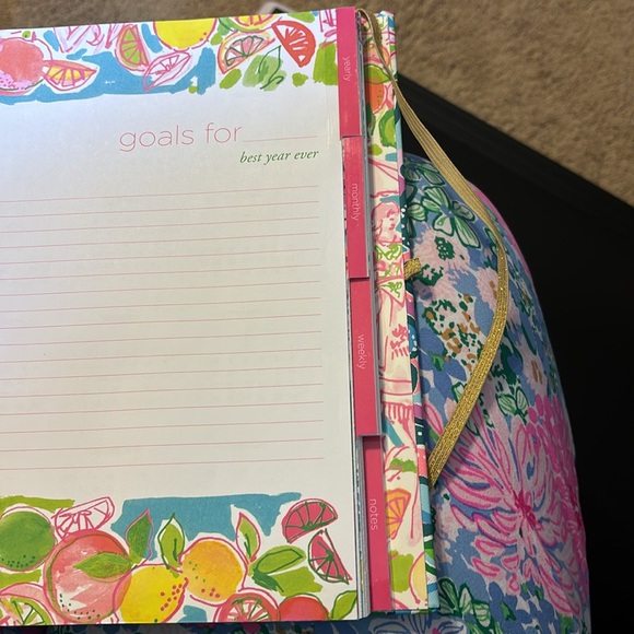 Lilly Pulitzer Weekly UNDATED planner - Picture 5 of 5